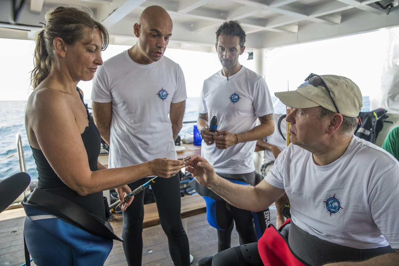 En présence des apnéistes Fred Buyle et Pierre Frolla, la biologiste Sandra Bessudo explique au Prince Albert II de Monaco le principe de fonctionnement des poses de balises sur les requins © Olivier Borde. Explorations de Monaco