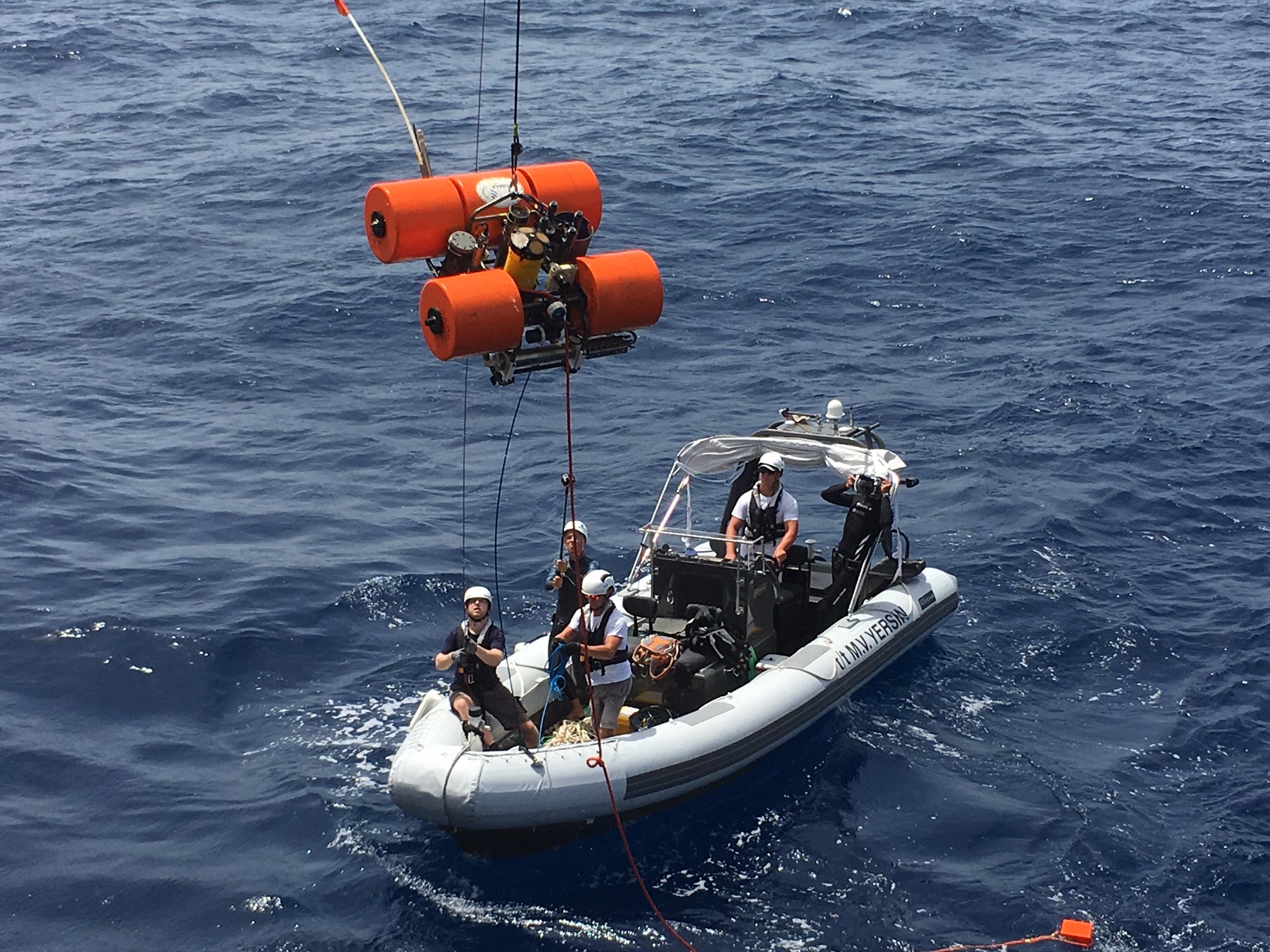 Cabo Verde Le « Bottom Lander » est récupéré sur le sommet du Senghor Seamount puis hissé à bord pour collecter les échantillons biologiques et les données numériques. ©Pierre Gilles Monaco Explorations