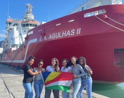 Etudiantes Seychelles devant le S.A. Agulhas II