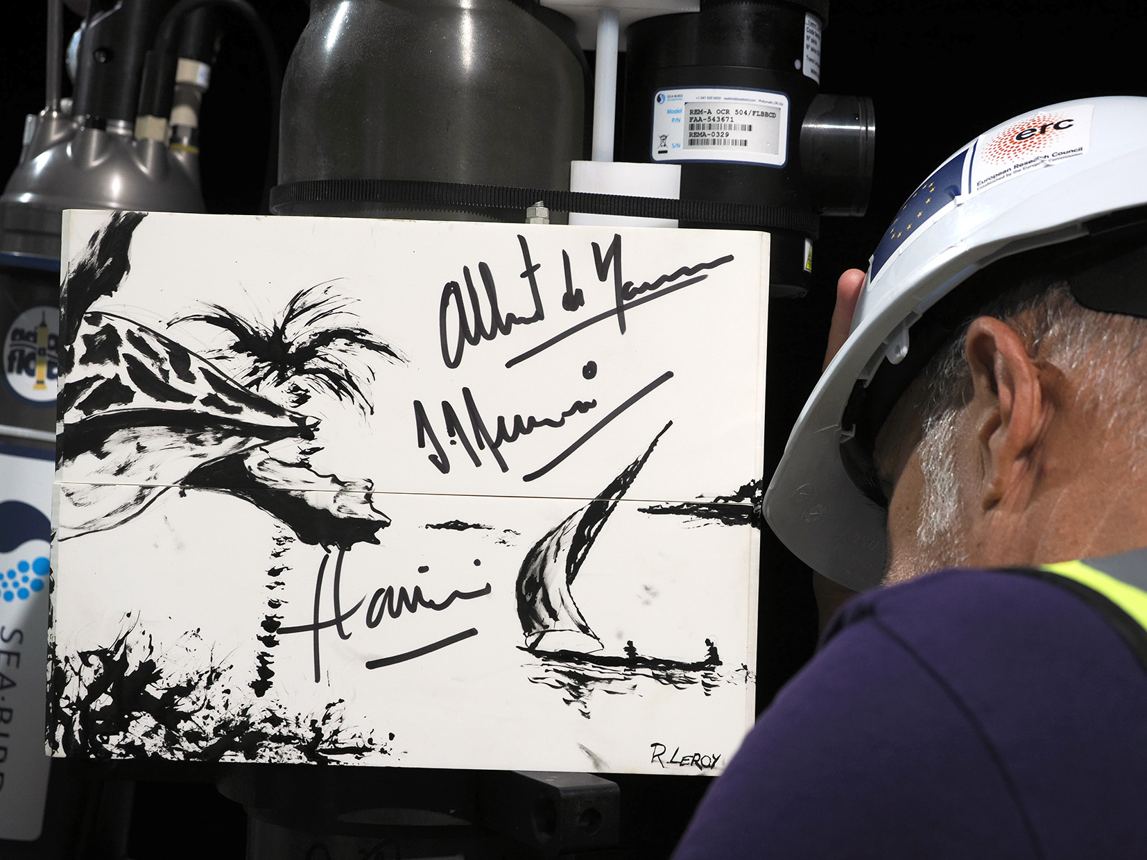Les signatures d'Albert de Monaco et des minsitres seychellois Jean-François Ferrari et Flavien Joubert sur le flotteur décoré par Rémi Leroy_02_11_2022©Didier Théron_MonacoExplorations