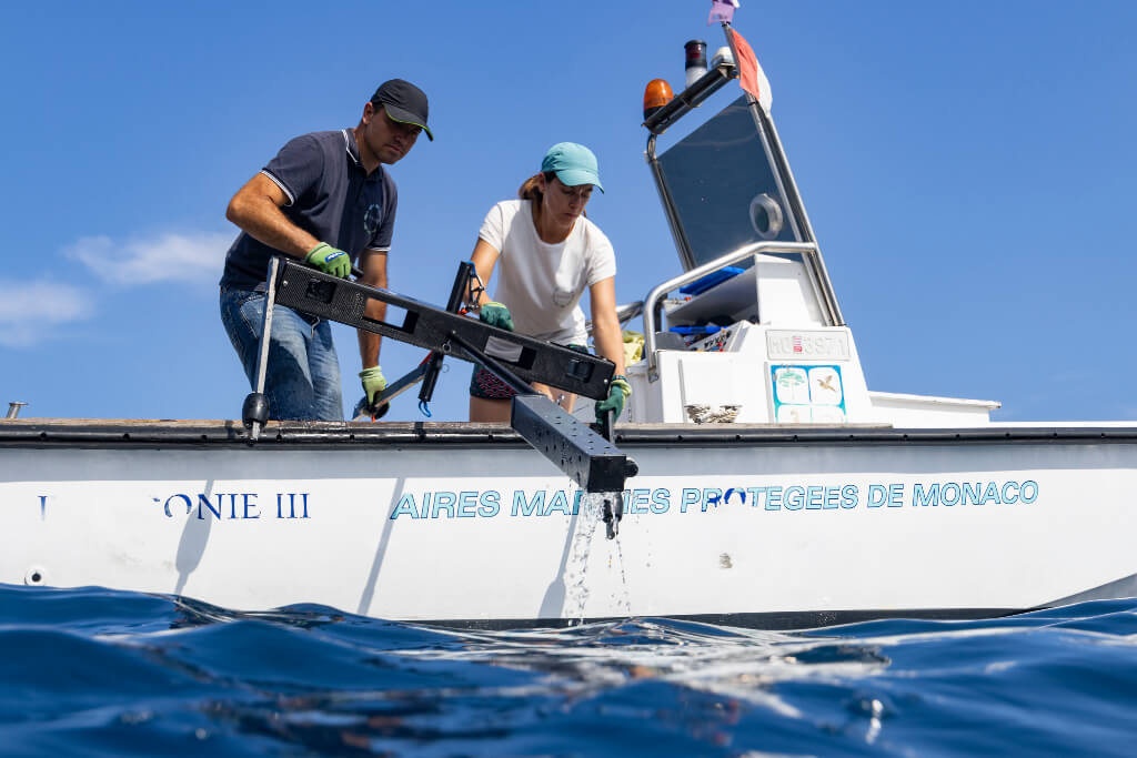 Mise à l’eau d’une caméra Immergée destinée au suivi et à l’inventaire de la faune sous-marine. Aire Marine Protégée de Monaco © Stéphane Jamme. Aquanaute. AMPN