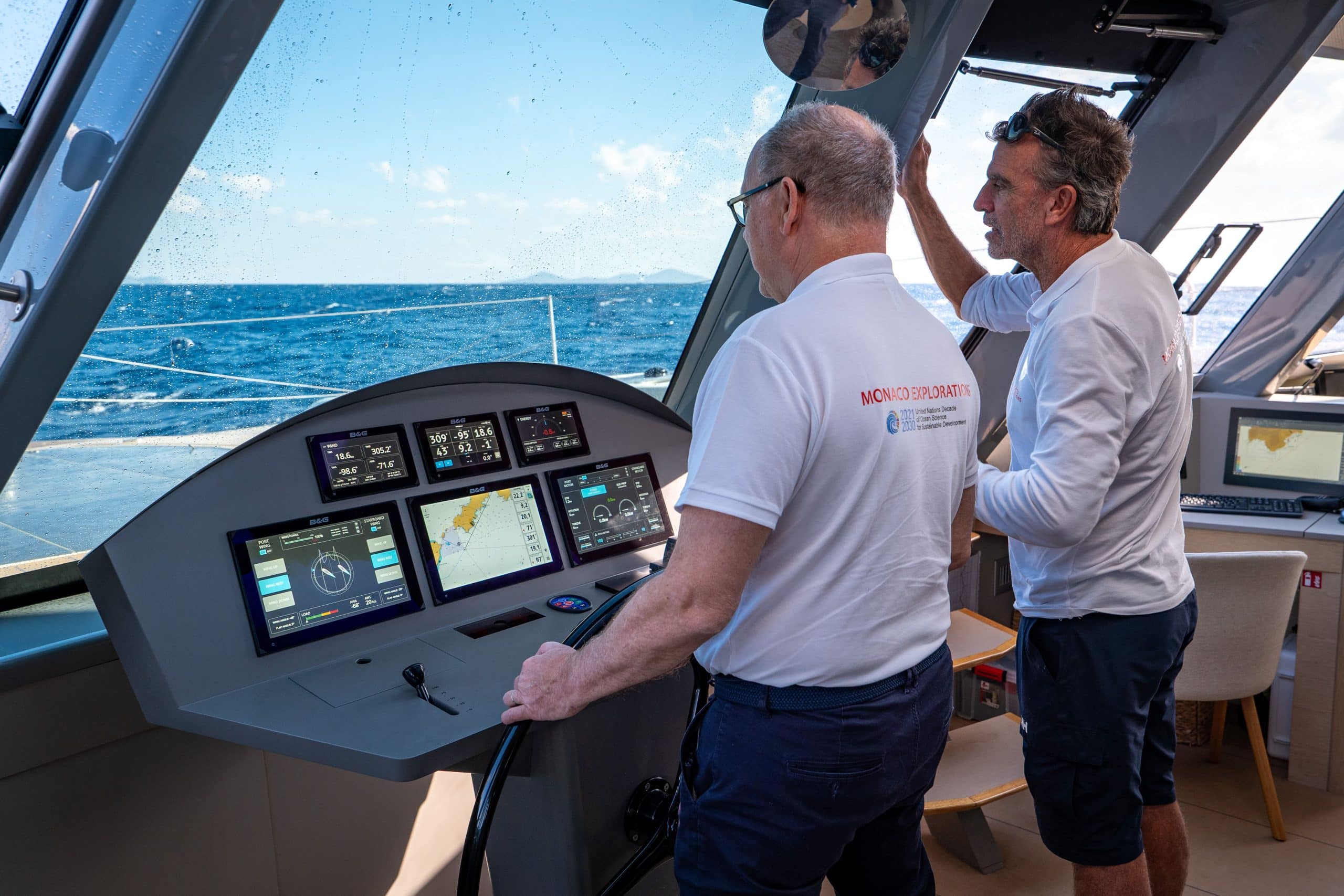 Équipage des Explorations de Monaco aux commandes du MODX 70-01, laboratoire flottant de la mission.