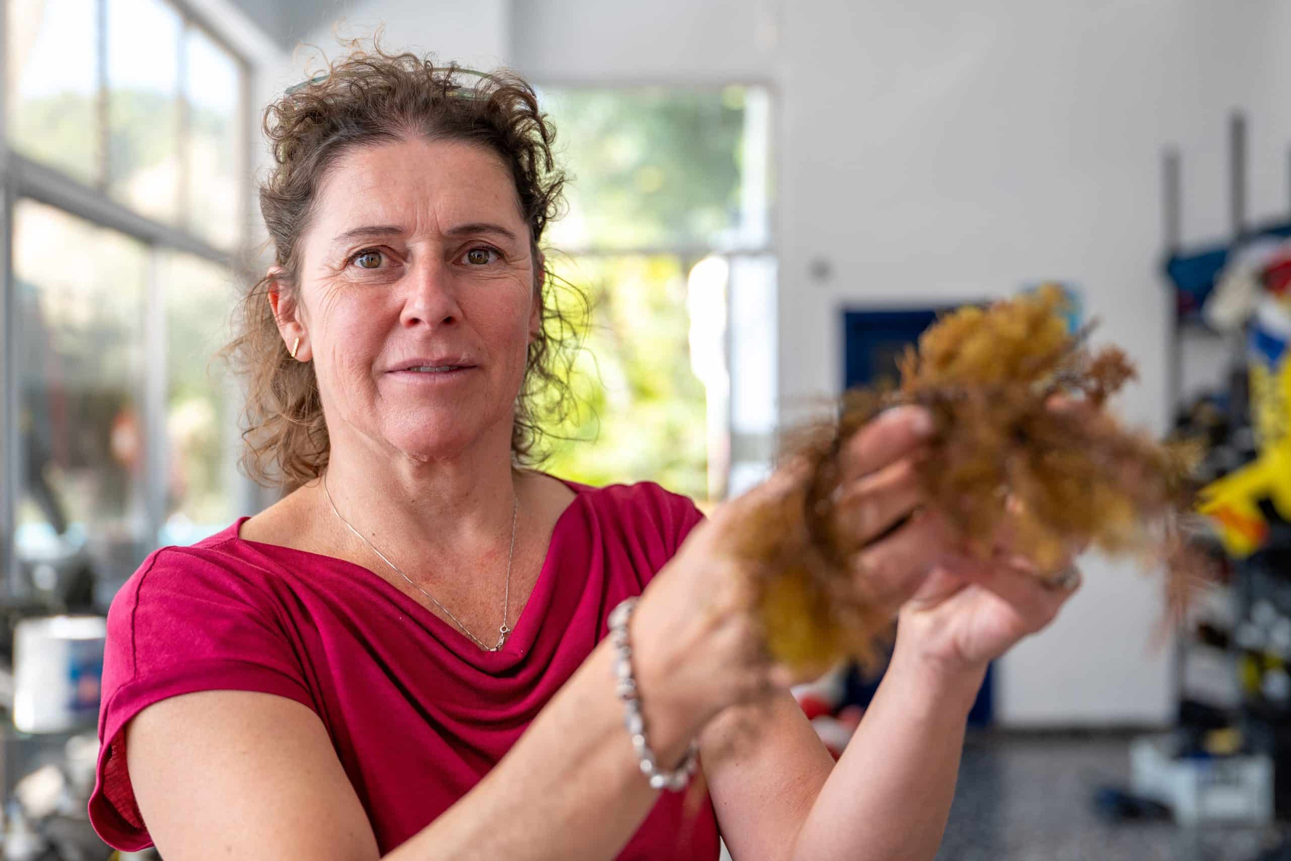 Chercheuse présentant un échantillon de Cystoseira collecté durant la Mission Grèce 2025.