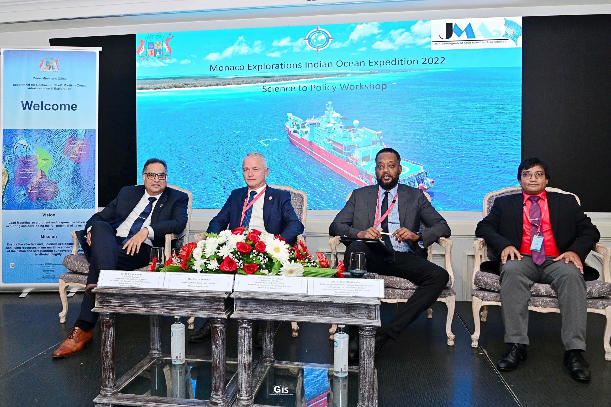 Panel d’ouverture du Science to Policy Workshop avec les représentants institutionnels devant l’écran de présentation.