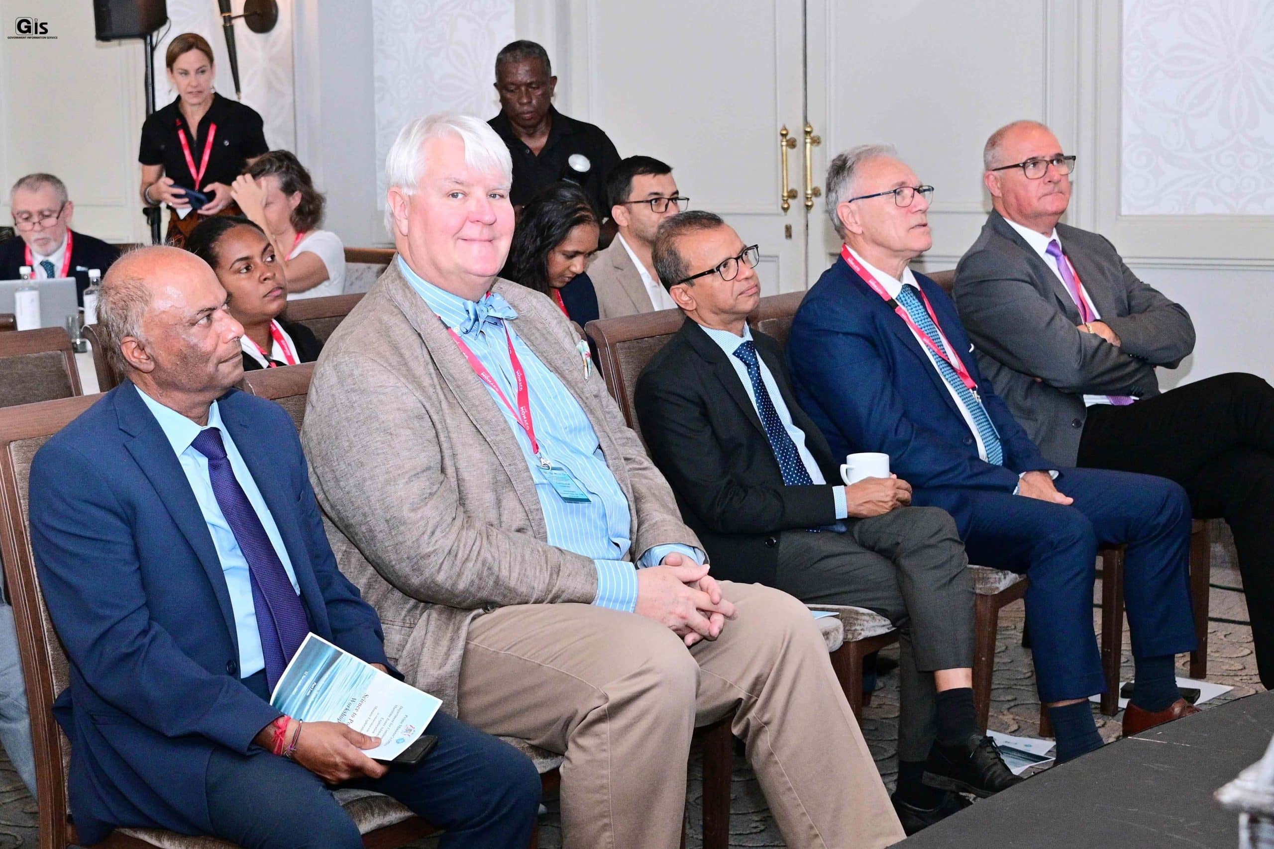 Participants écoutant attentivement une présentation lors du workshop.