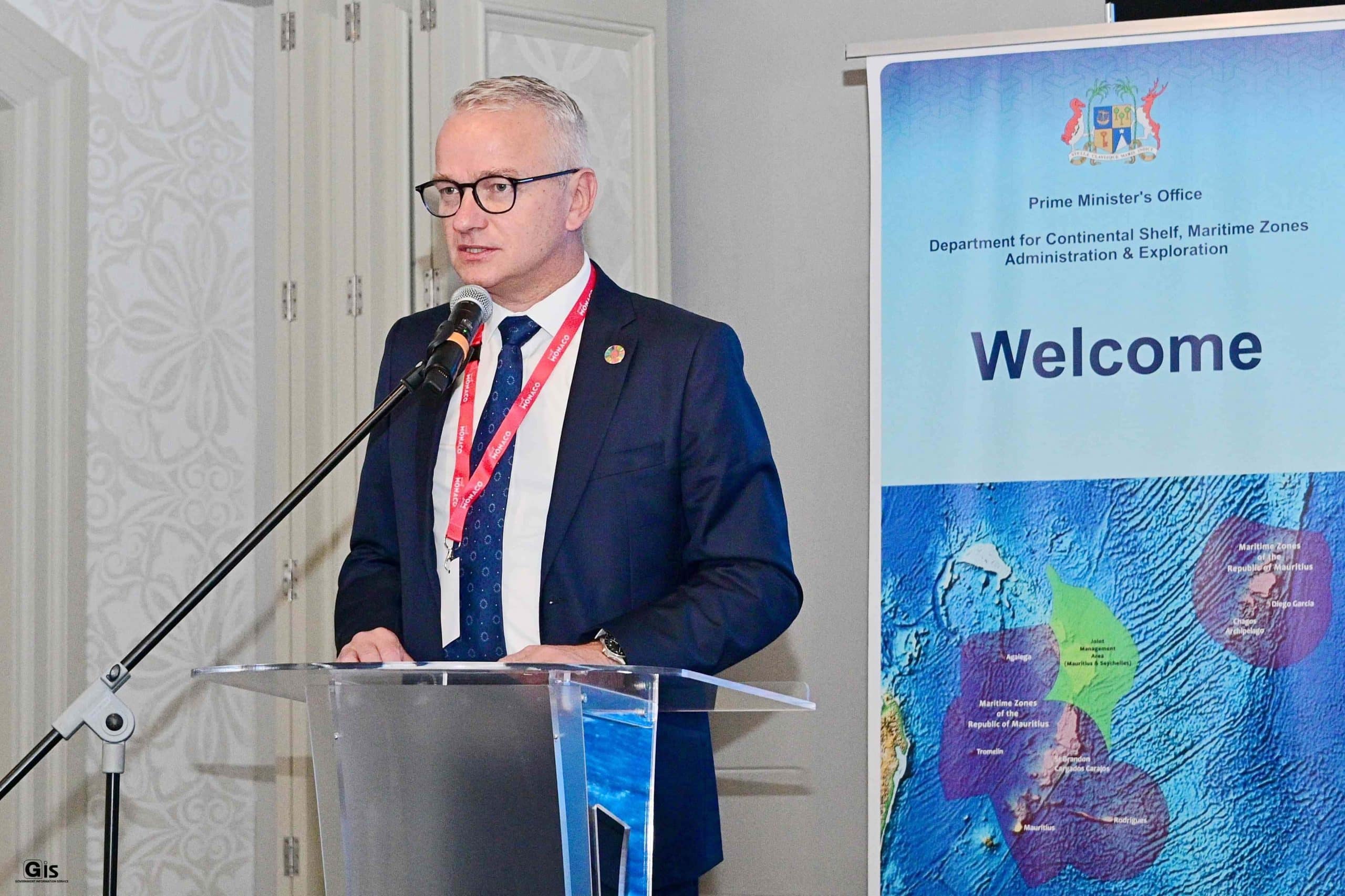 Groupe d’experts en pleine séance de discussion sur les enjeux de gouvernance marine.