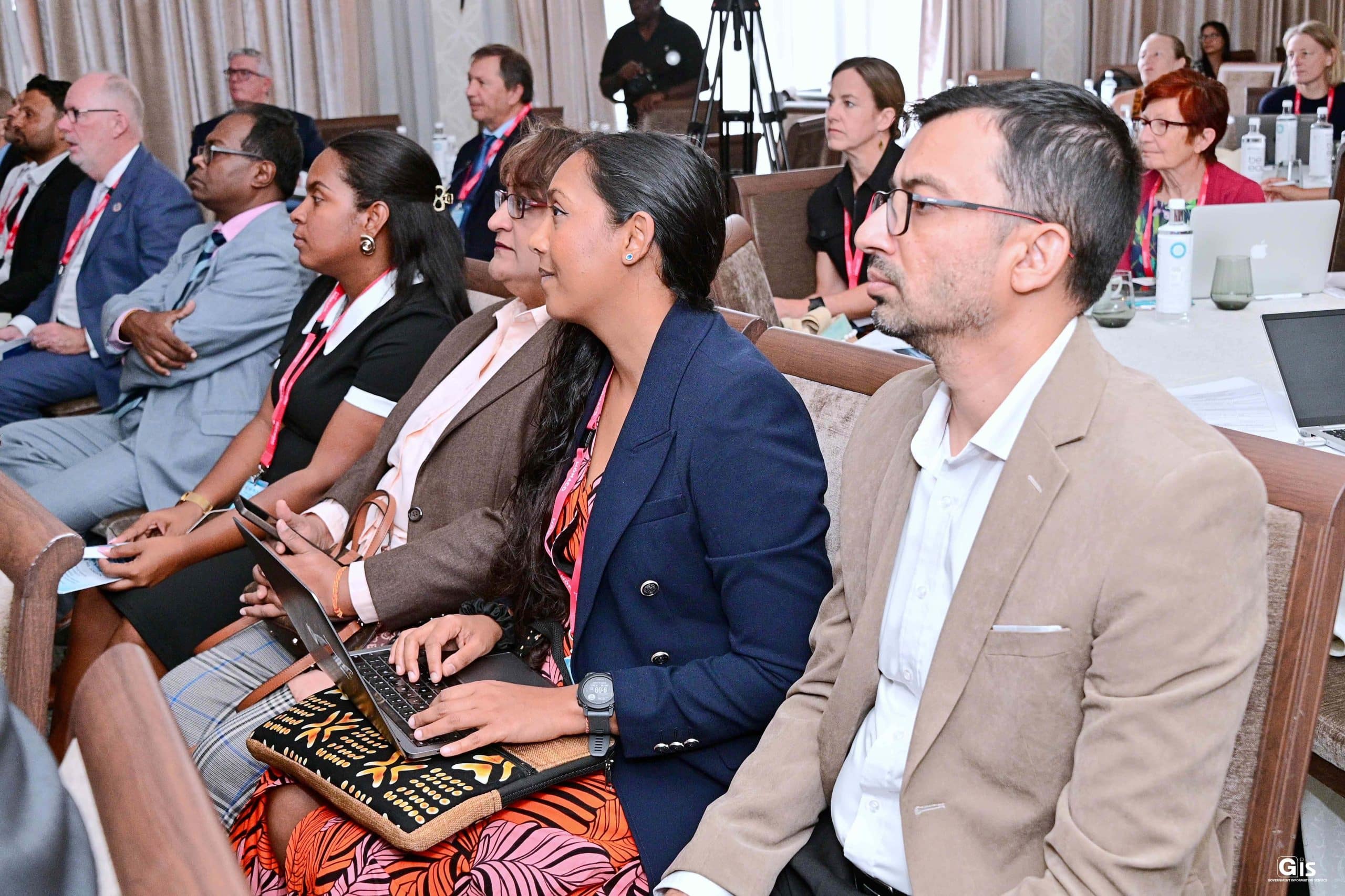 Participants écoutant les présentations scientifiques lors du Science to Policy Workshop.