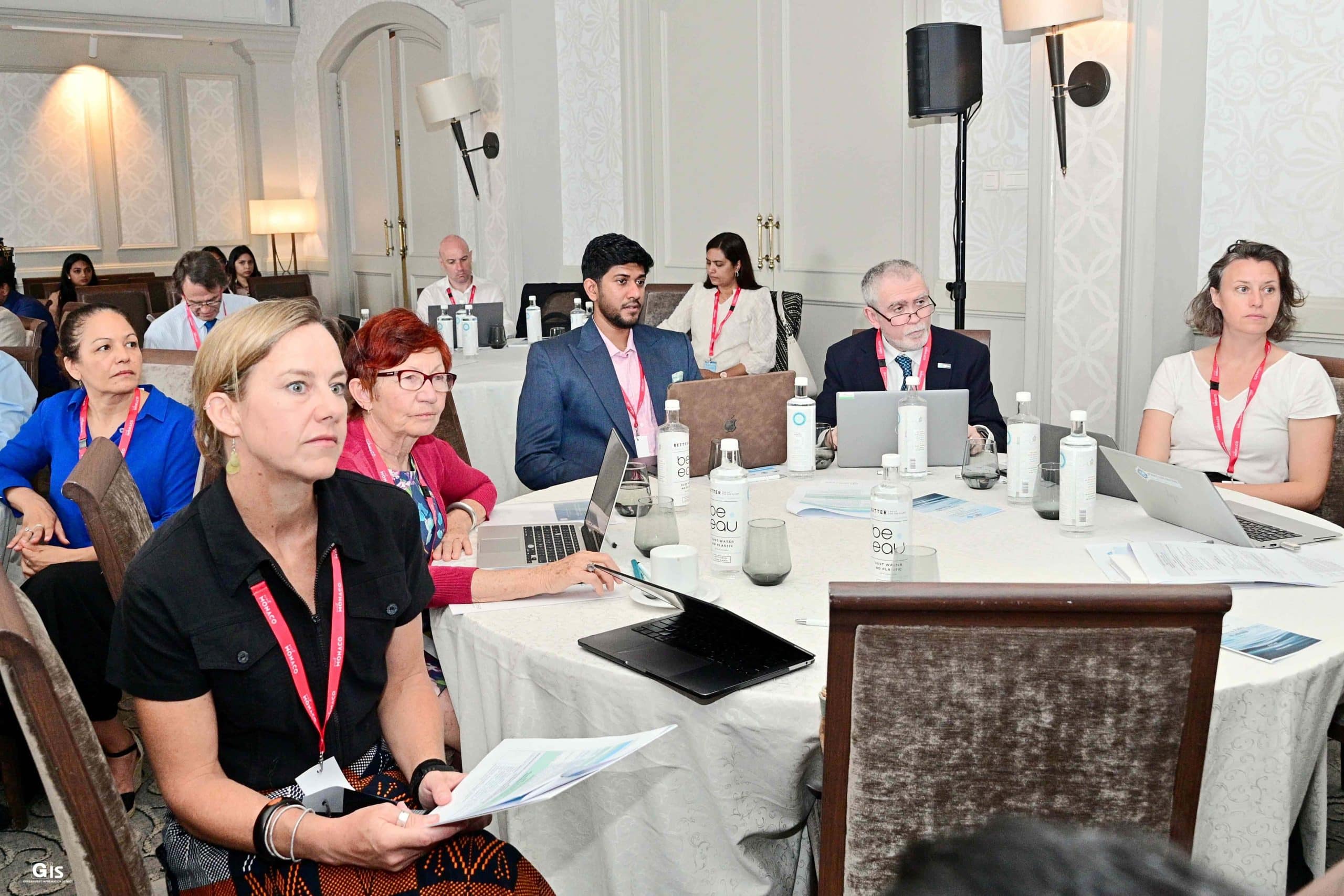 Participants réunis autour d’une table lors d’un atelier collaboratif du Science to Policy Workshop.