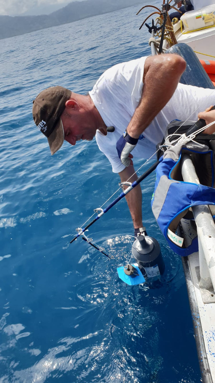 Régis Hocdé récupère une bouteille Niskin remplie d'eau. cette eau a été prélevée à une profondeur précise © Olivier Borde. Explorations de Monaco Régis Hocdé récupère une bouteille Niskin © Olivier Borde. Explorations de Monaco