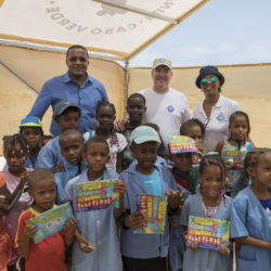 Cabo Verde S.A.S. le Prince Albert II accompagné de M. Jose Luis Santos, Maire de Boa Vista et de Mme Sónia Araujo, représentante du gouvernement du Cabo Verde, coordinatrice du programme national de conservation des tortues marines, remet aux enfants en classe de mer le livret sur les tortues marines. Crédit image ©Olivier Borde Monaco explorations.