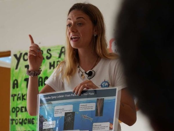 Kelly Godard animatrice de l’atelier sur le plancton à l’école Anse Royale ©Fabien Lourme – Explorations de Monaco