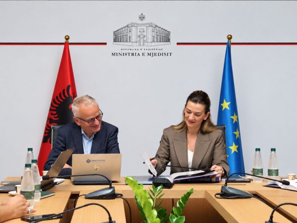Photo de réunion redressée et éclaircie-compressed