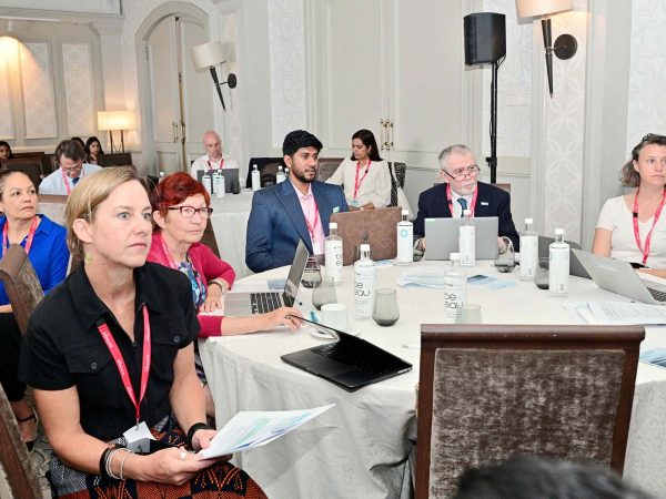 Participants réunis autour d’une table lors d’un atelier collaboratif du Science to Policy Workshop.
